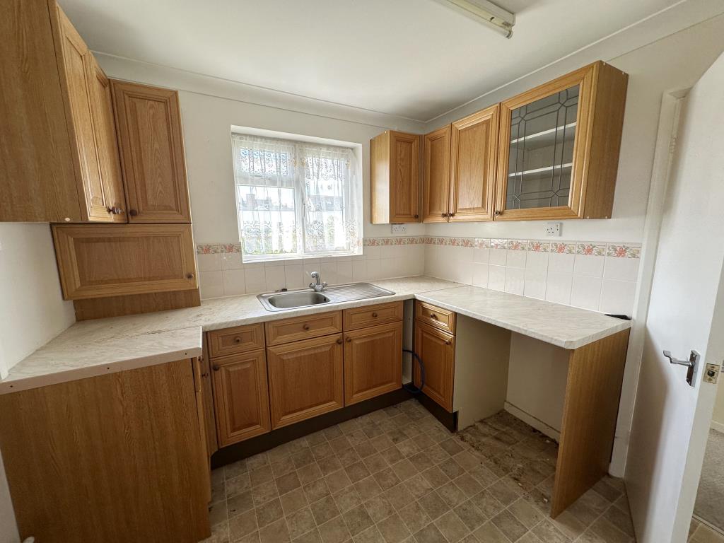 Lot: 144 - SELF-CONTAINED ONE-BEDROOM FLAT - Kitchen